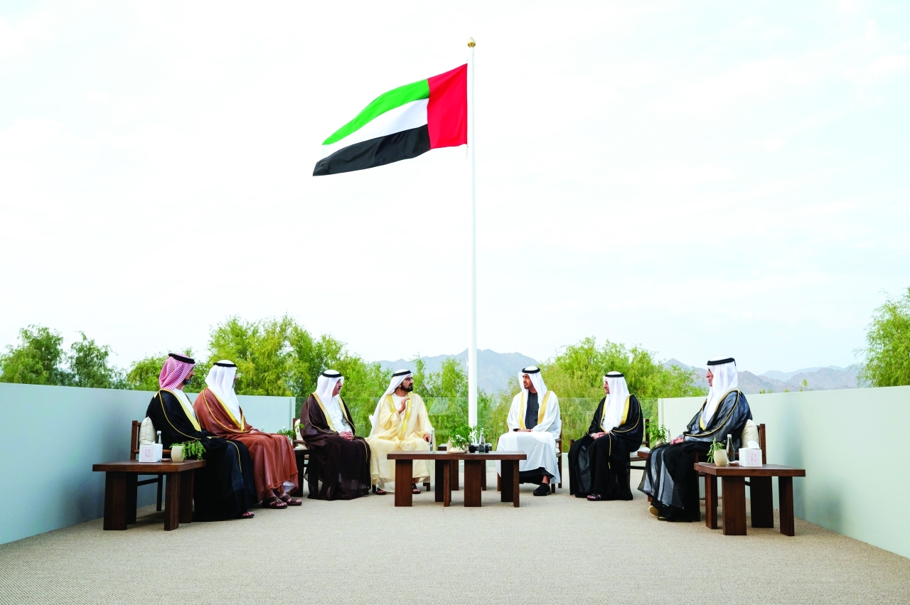"محمد بن راشد خلال ترؤسه الاجتماع بحضور محمد بن زايد وحمد الشرقي وسعود المعلا وسعود بن صقر وسلطان بن محمد بن سلطان وعمار النعيمي"