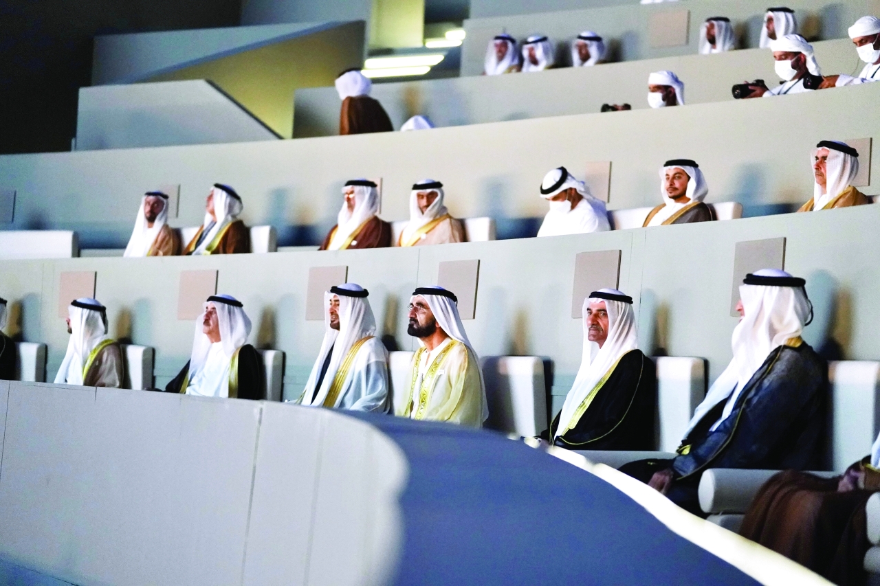 "محمد بن راشد ومحمد بن زايد وحمد الشرقي وسعود المعلا وسعود بن صقر خلال الحفل بحضور حمدان بن محمد وعيسى ونهيان وسيف وحامد بن زايد وسلطان بن خليفة"