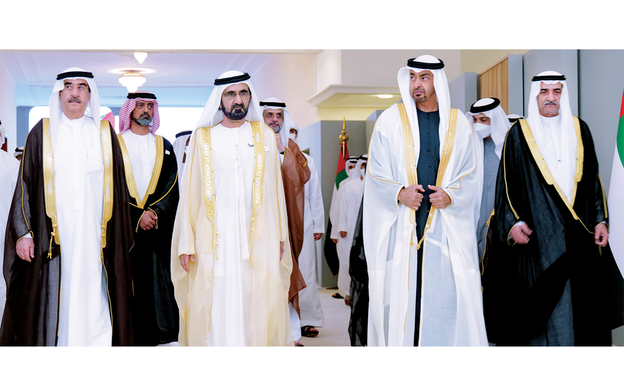 "محمد بن راشد ومحمد بن زايد وحمد الشرقي وسعود المعلا وسلطان بن محمد بن سلطان وعمار النعيمي ومنصور بن زايد | تصوير: خليفة اليوسف"