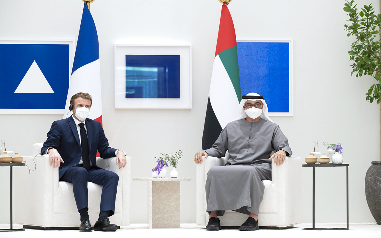 "محمد بن زايد وإيمانويل ماكرون خلال حضورهما توقيع الاتفاقيات ومذكرات التفاهم | تصوير: محمد الحمادي وعبدالله النيادي"