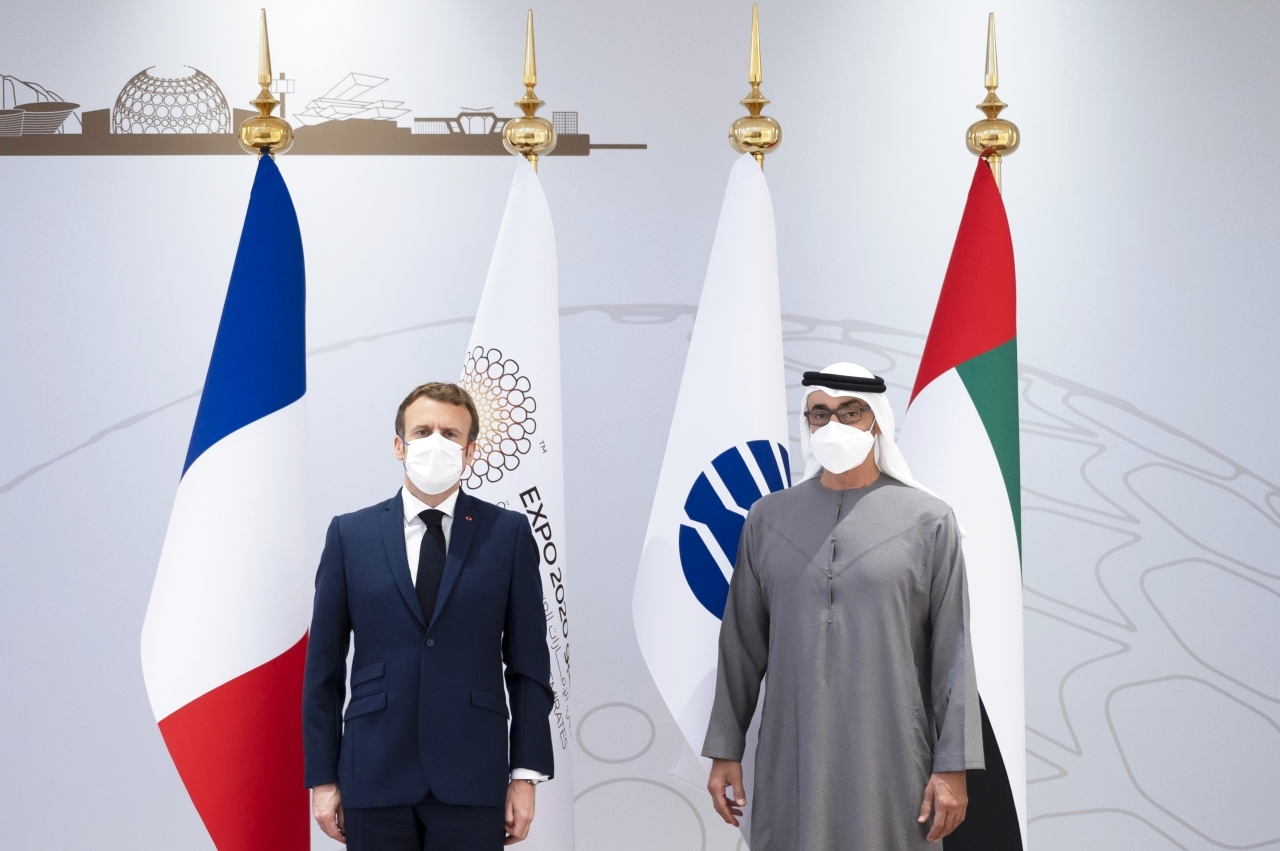 "ولي عهد أبوظبي والرئيس الفرنسي خلال اللقاء في إكسبو دبي"