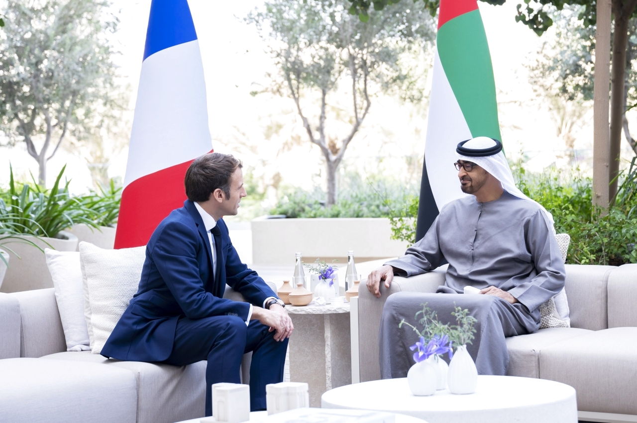 "سموه في حديث مع الضيف"