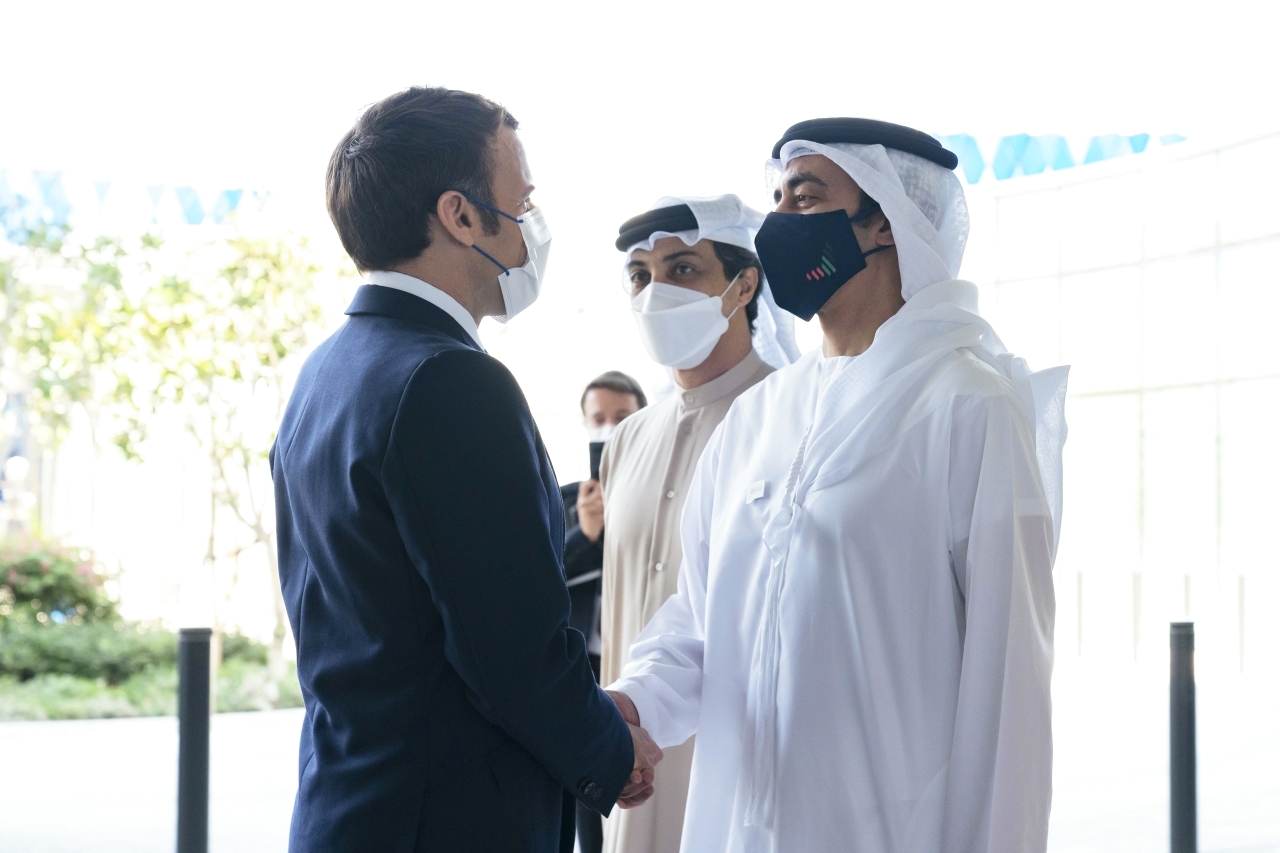 "ماكرون مصافحاً منصور وعبدالله بن زايد"