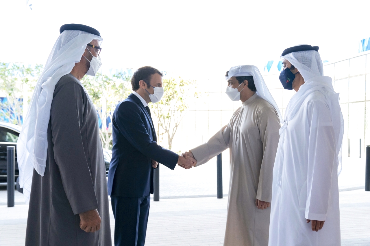 "محمد بن زايد وماكرون بحضور منصور وعبدالله بن زايد"