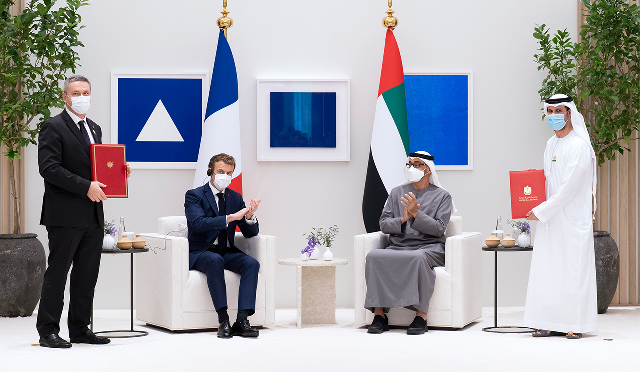 "محمد بن زايد وماكرون خلال تبادل اتفاقية بين طارق الحوسني وإيريك برينجر"