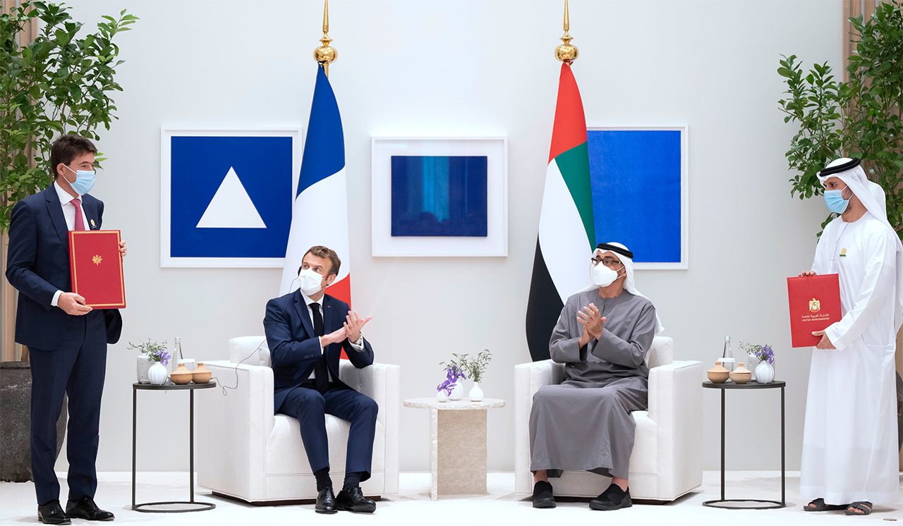 "سموه والرئيس الفرنسي يشهدان تبادل اتفاقية بين طارق الحوسني وبرونو إيفن"