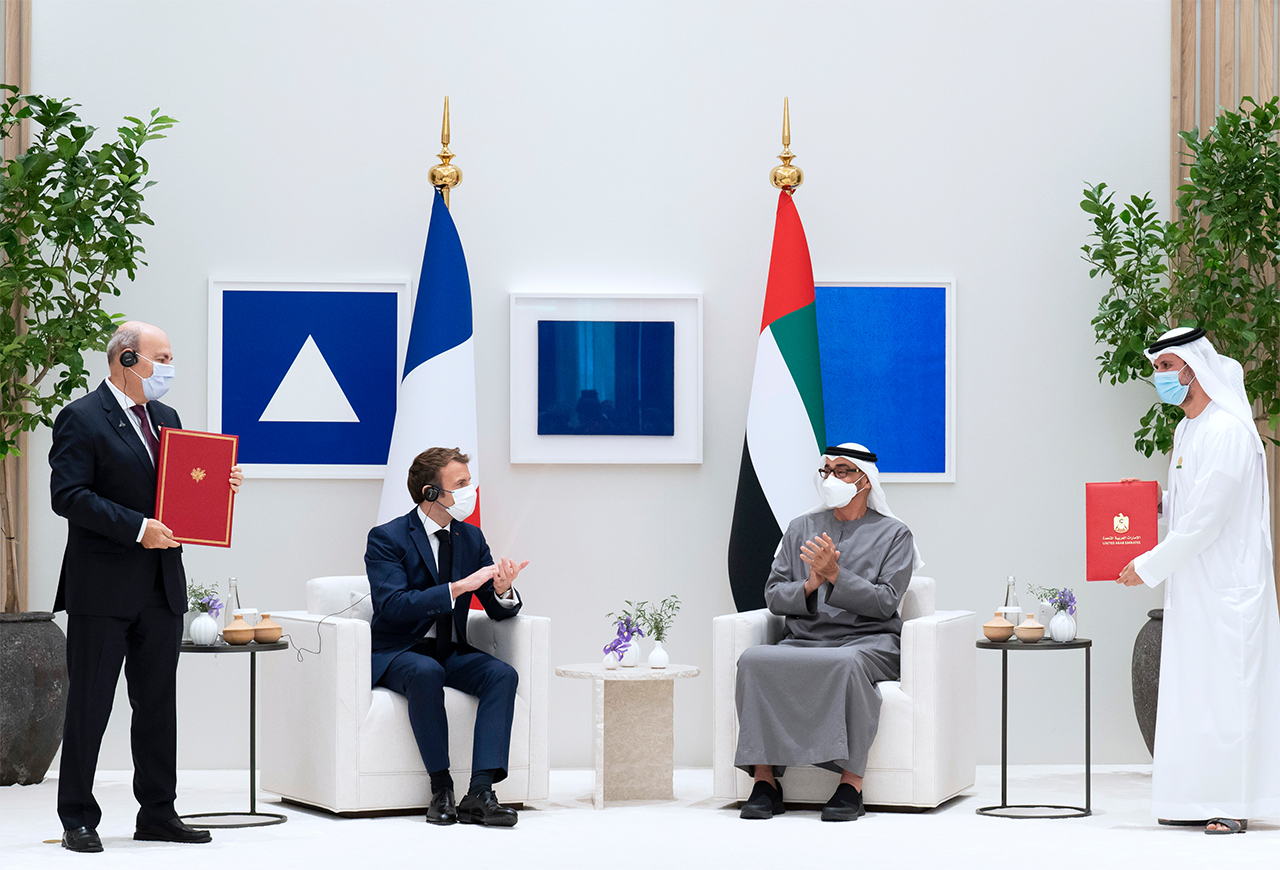 "سموه وماكرون يشهدان تبادل اتفاقية بين طارق الحوسني وإيريك ترابير"