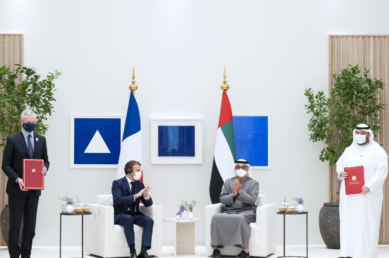 "سموه والضيف يشهدان تبادل مذكرة تفاهم بين محمد السويدي وبرونو لومير"