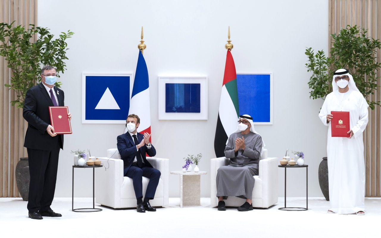 "سموه والضيف خلال تبادل مذكرة بين سلطان الجابر و باتريك بوياني"