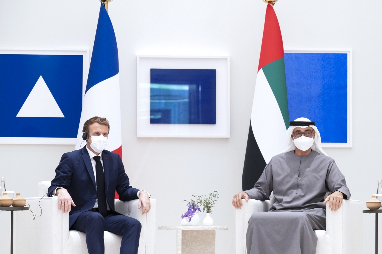 "محمد بن زايد وإيمانويل ماكرون يشهدان تبادل اتفاقيات التعاون ومذكرات التفاهم"