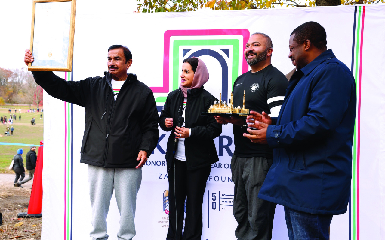 "مجسم مسجد الشيخ زايد هدية إلى توماس كيفين وبنجامين باركر | وام"