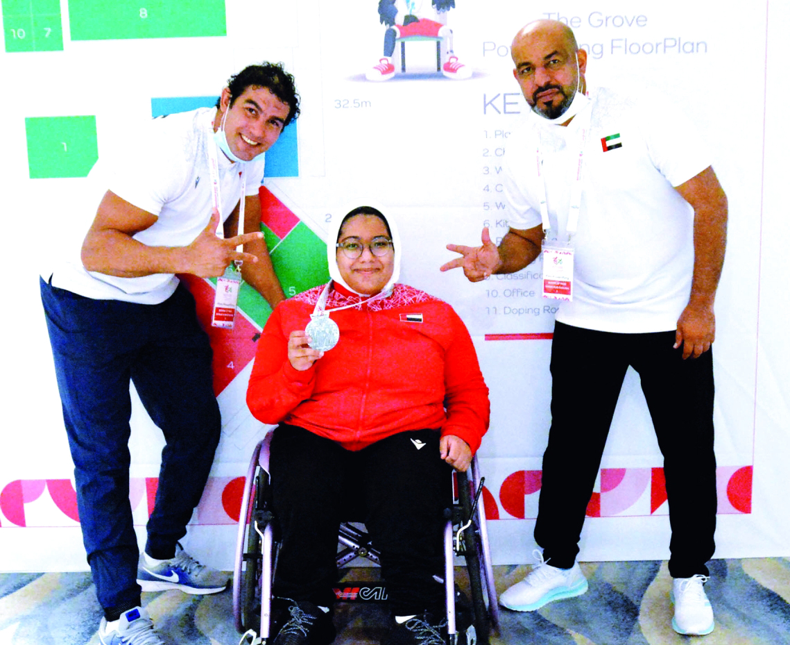 "عائشة المطيوعي تحتفل بالميدالية الفضية | البيان"