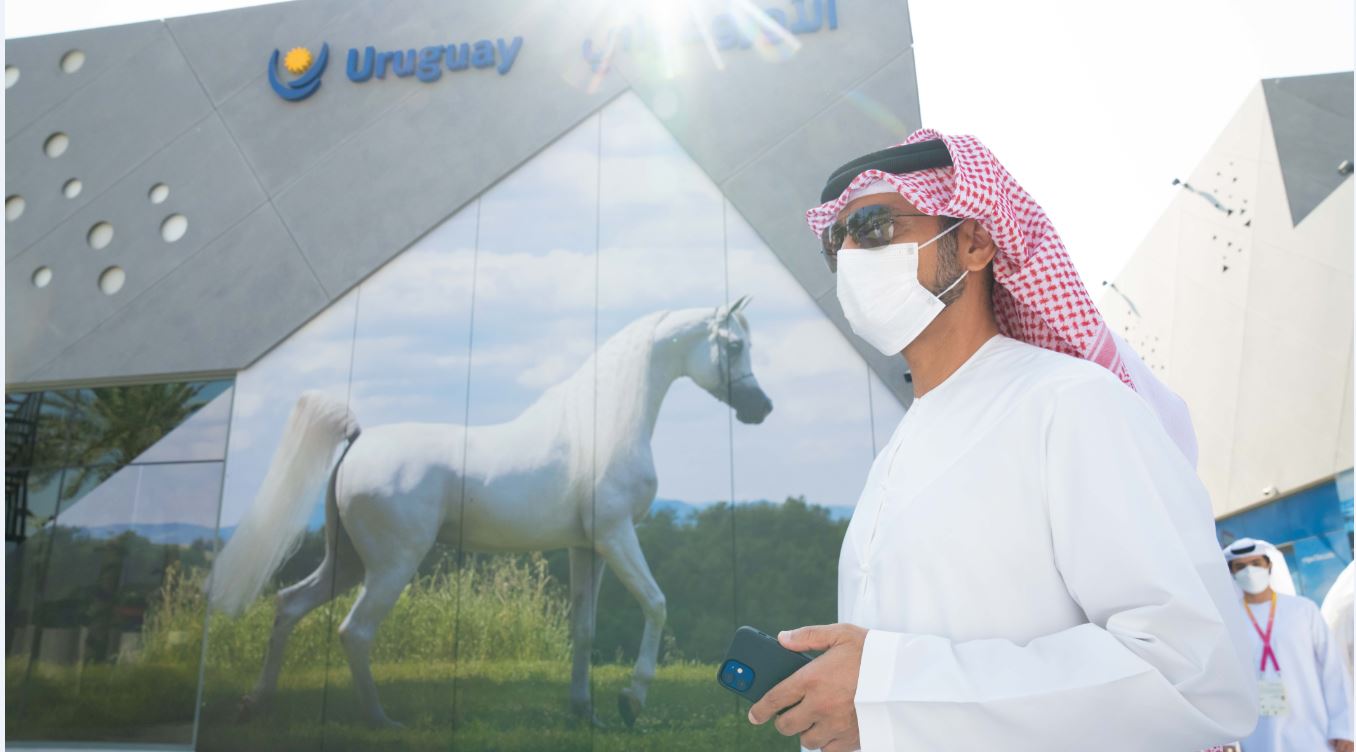 عمار النعيمي يطلع على خدمات مركز الشرطة الذكي وجناح الأوروغواي في إكسبو 2020