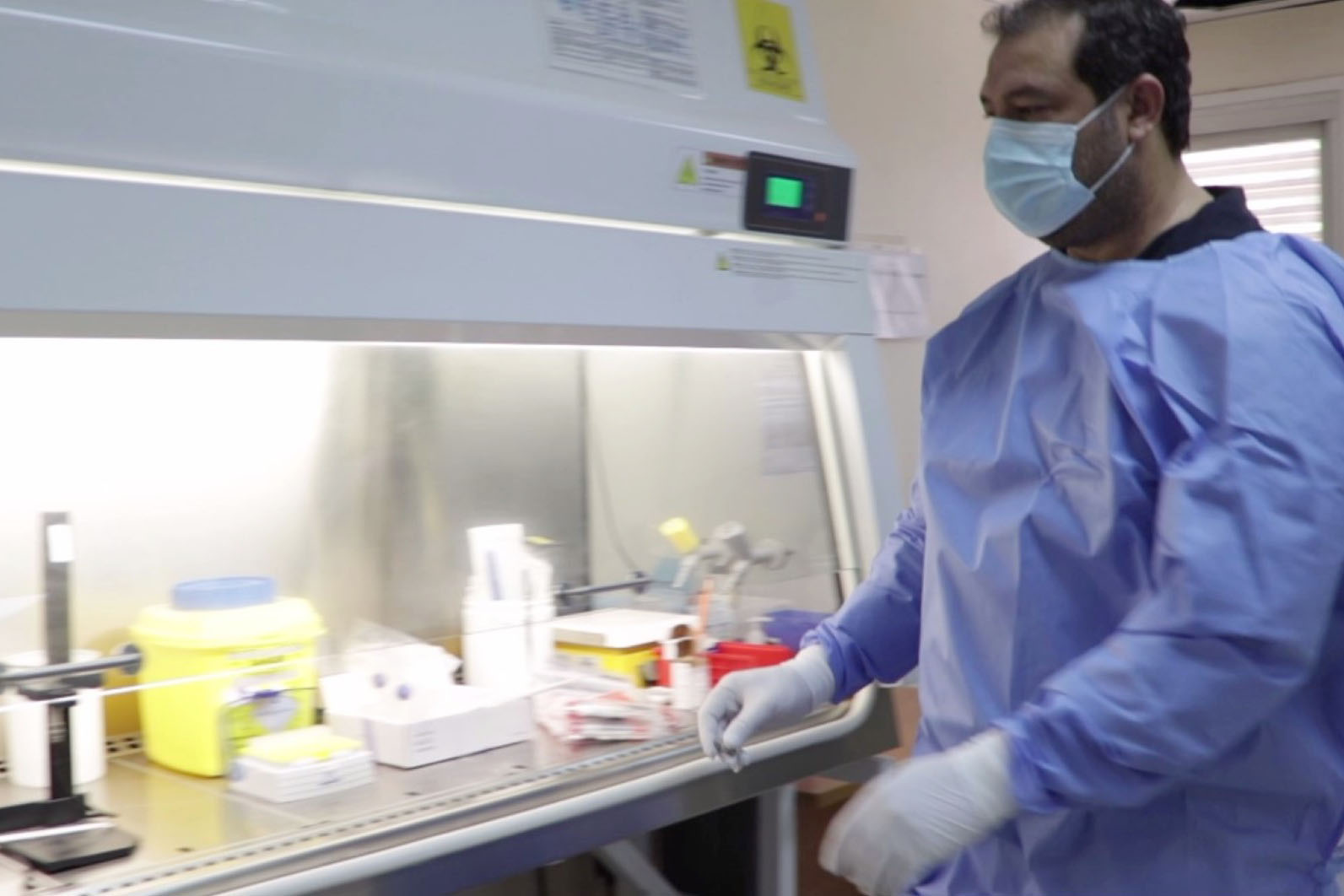جامعة الإمارات تسجل براءة اختراع كمامة كهربائية تقتل الفيروسات
