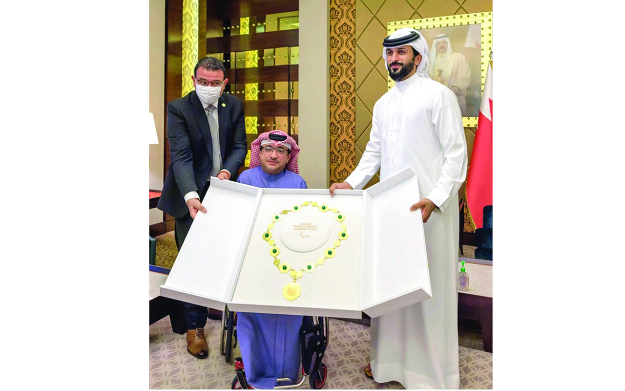 "ناصر بن حمد متسلماً «الوسام البارالمبي» نيابة عن الملك البحريني من ماجد العصيمي | البيان"