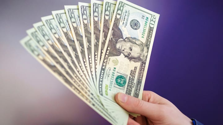 الدولار يرتفع مع تراجع شهية المخاطرة بسبب قيود فيروس كورونا