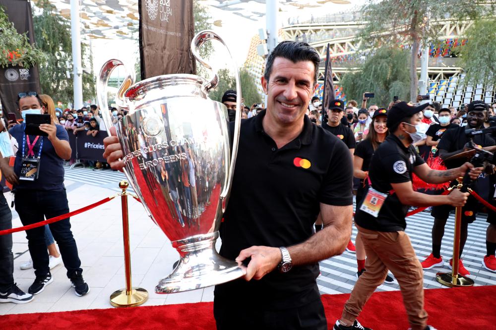 "البرتغالي لويس فيغو يحمل كأس الشامبيونزليغ في إكسبو 2020 دبي | تصوير: ناصر المنصوري"