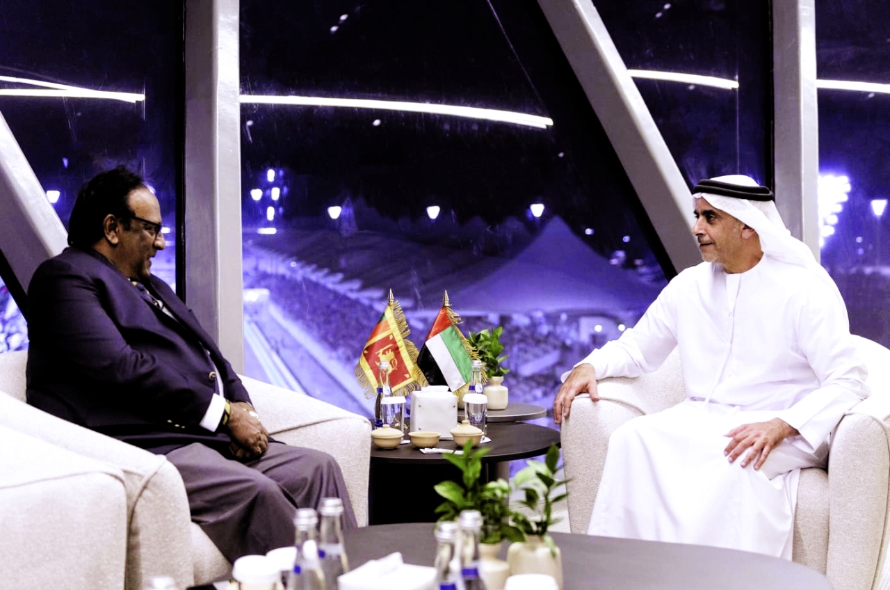 "سيف بن زايد خلال لقائه وزير الأمن العام السريلانكي | وام"