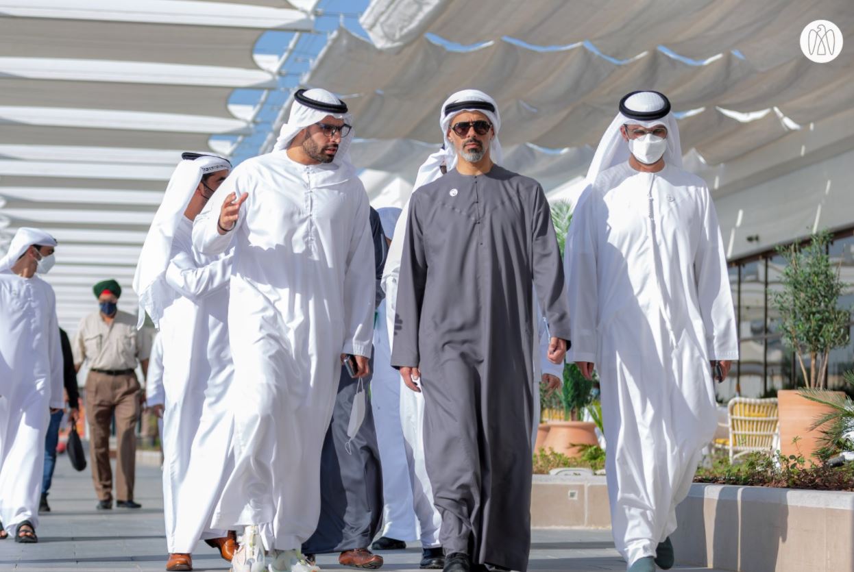 خالد بن محمد بن زايد يزور الواجهة البحرية "ياس باي" في جزيرة ياس
