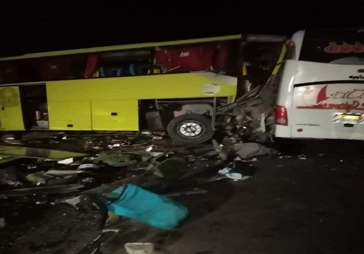 مصر.. وفاة وإصابة 50 شخصاً في تصادم مروع بين حافلتين