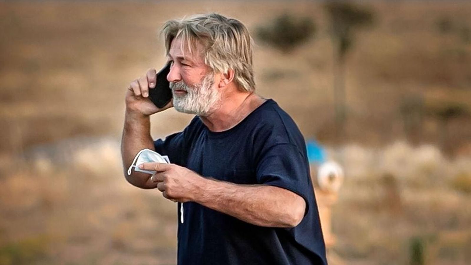 الشرطة تصادر هاتف بالدوين ضمن التحقيق في مقتل مديرة تصوير "راست"