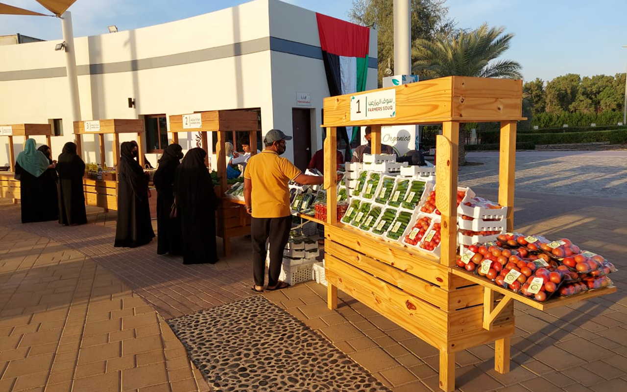 سوق المزارعين.. منتجات محلية عالية الجودة تستقطب المتسوقين