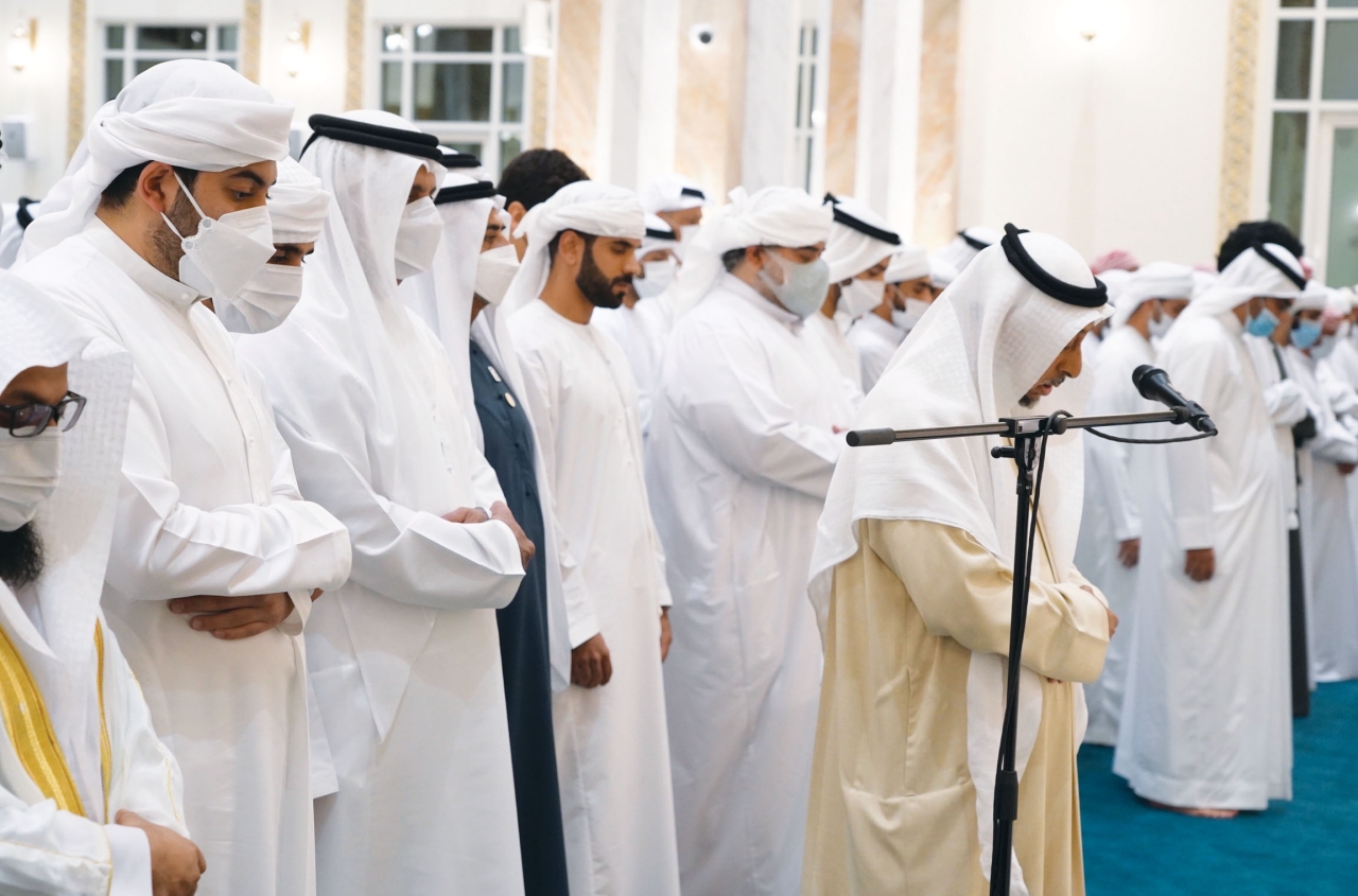 "سعود بن صقر ومحمد بن سعود خلال صلاة الجنازة"
