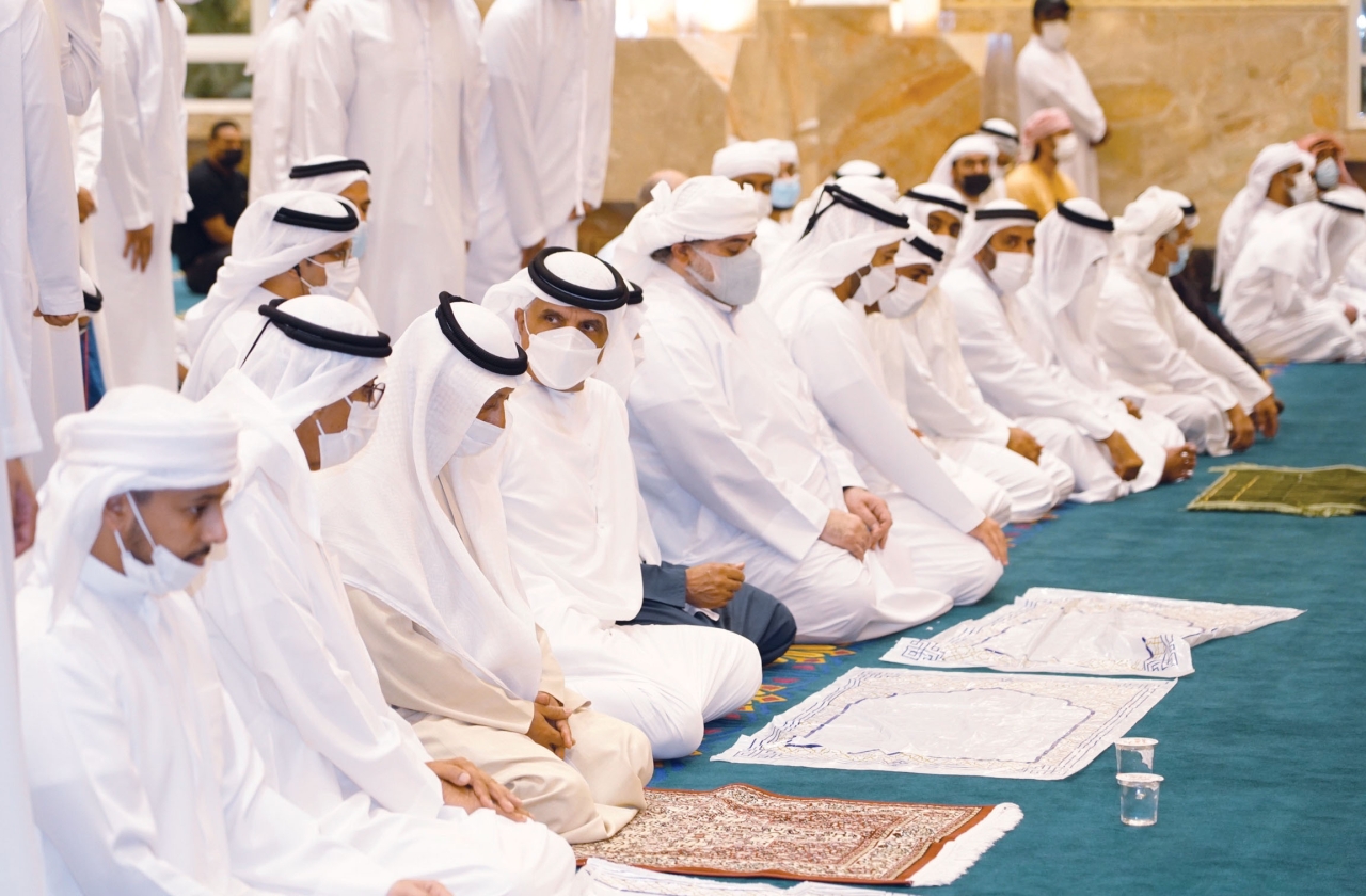"سعود بن صقر ومحمد بن سعود قبيل أداء صلاة الجنازة | وام"