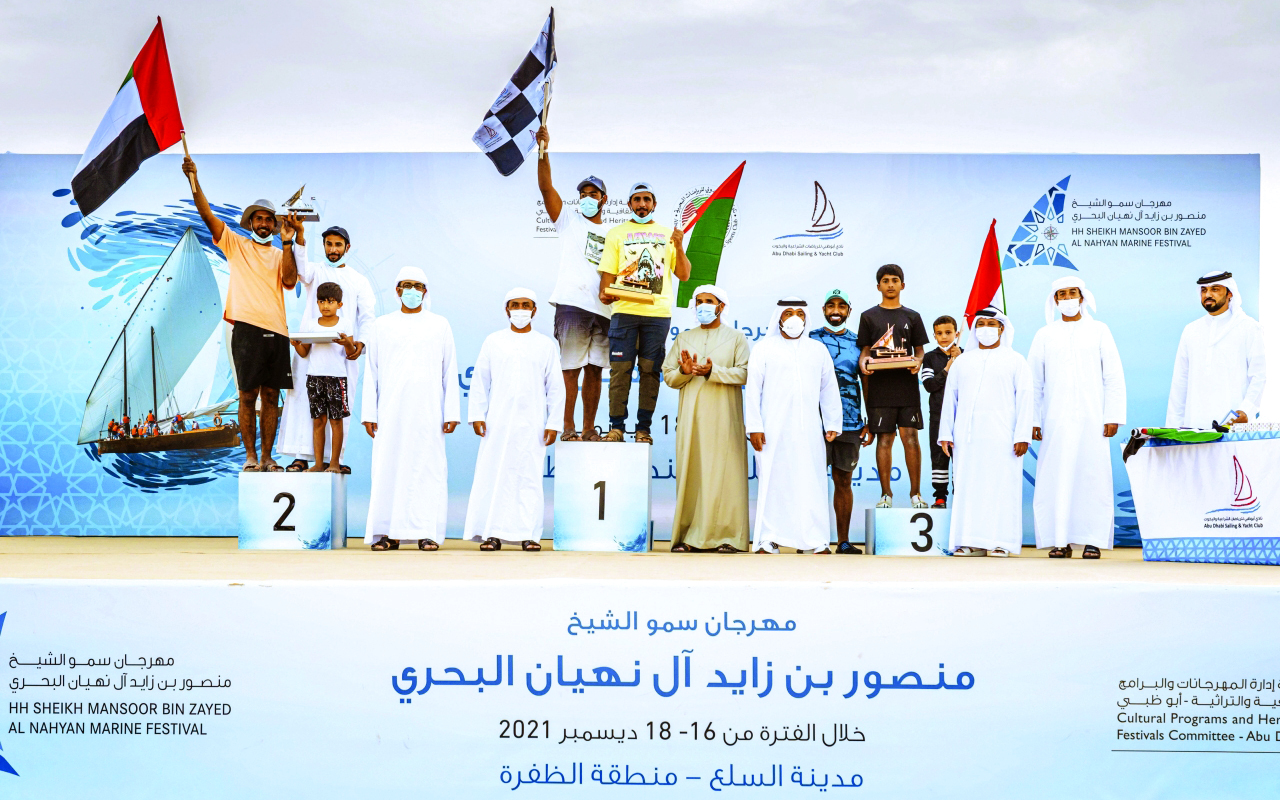 "فارس المزروعي خلال مراسم تتويج الفائزين | البيان"