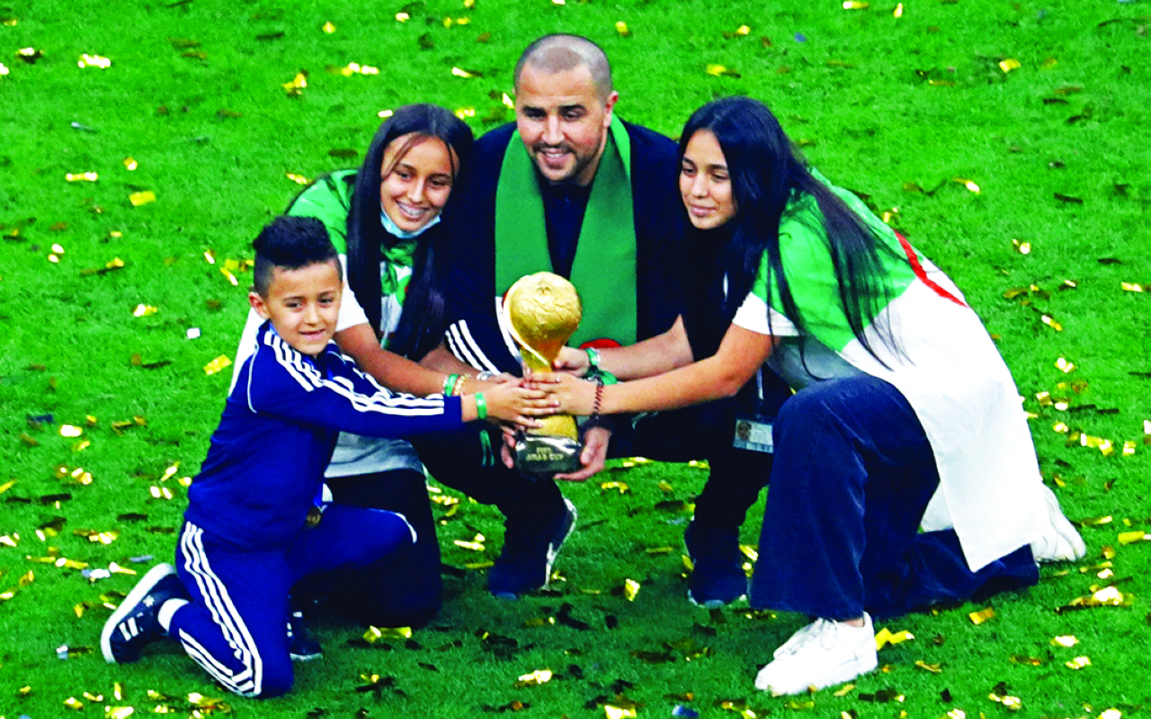 "بوقرة يحتفل بكأس العرب مع أسرته | أ ف ب"