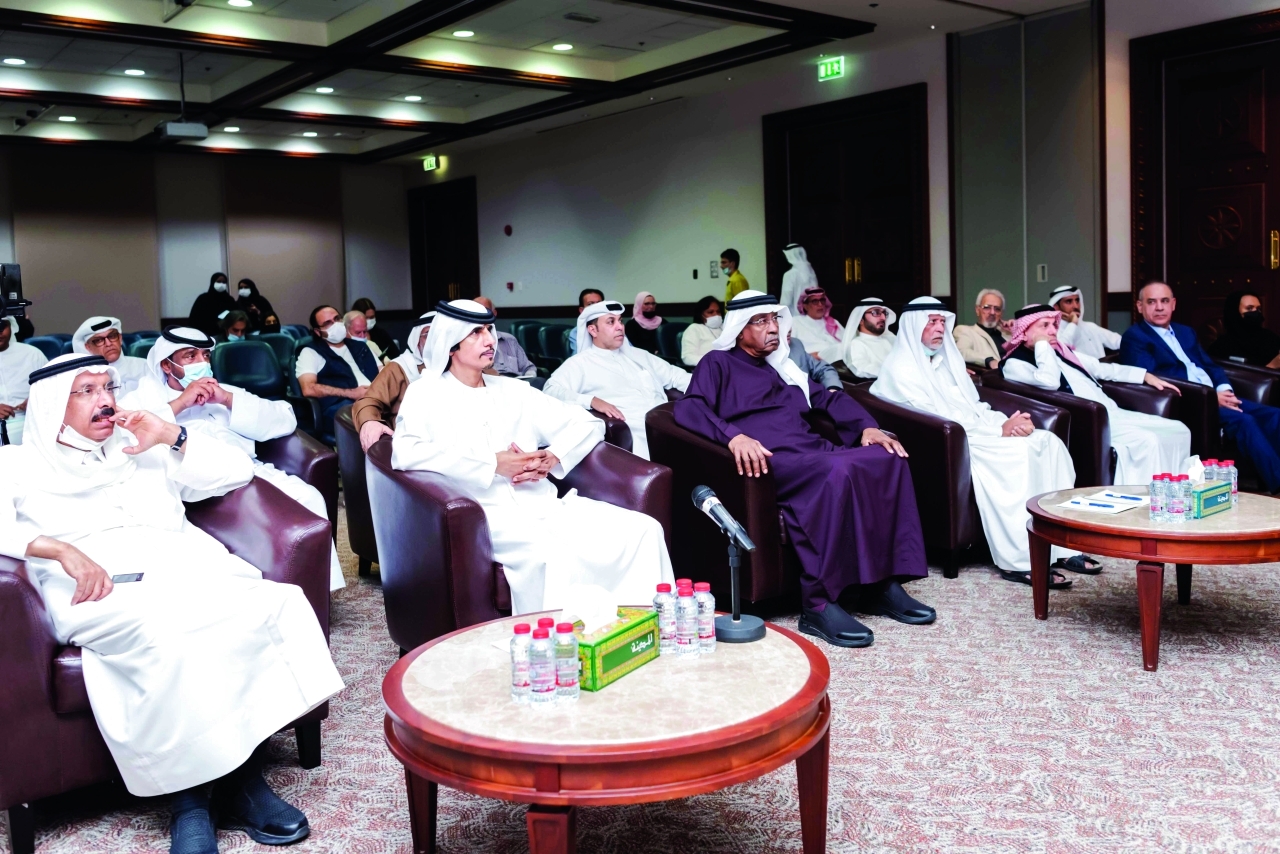 "محمد المر وإبراهيم بوملحه وعجلان سالم الجمري وعيد الفرج ونبيل قرقاش وظاعن شاهين ومؤيد الشيباني خلال الندوة | من المصدر"