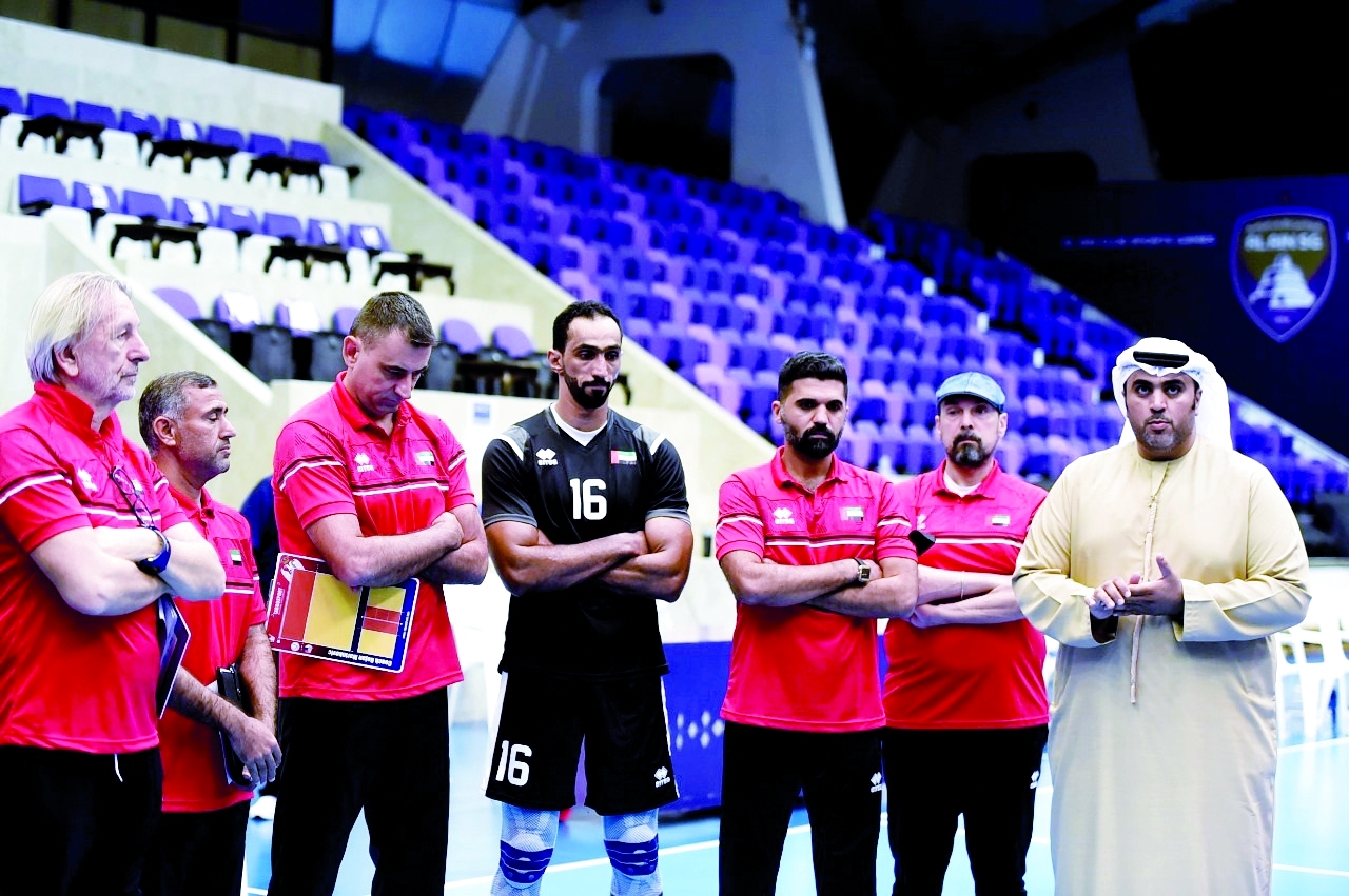 "عبد الله الدرمكي خلال متابعته لتحضيرات المنتخب | البيان"