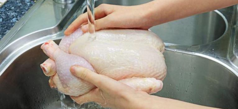 لماذا لايجب غسل الدجاج قبل الطهي؟.. دراسة جديدة تجيب