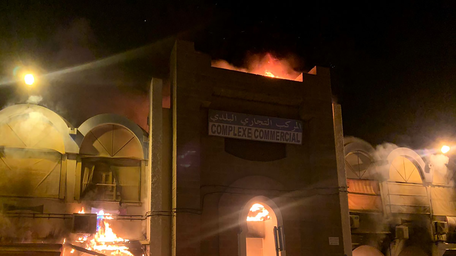 اندلاع حريق مهول في "السوق المركب" بالناظور المغربية.. فيديو