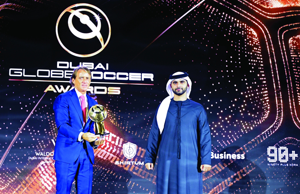 "منصور بن محمد خلال تكريم مانشيني"