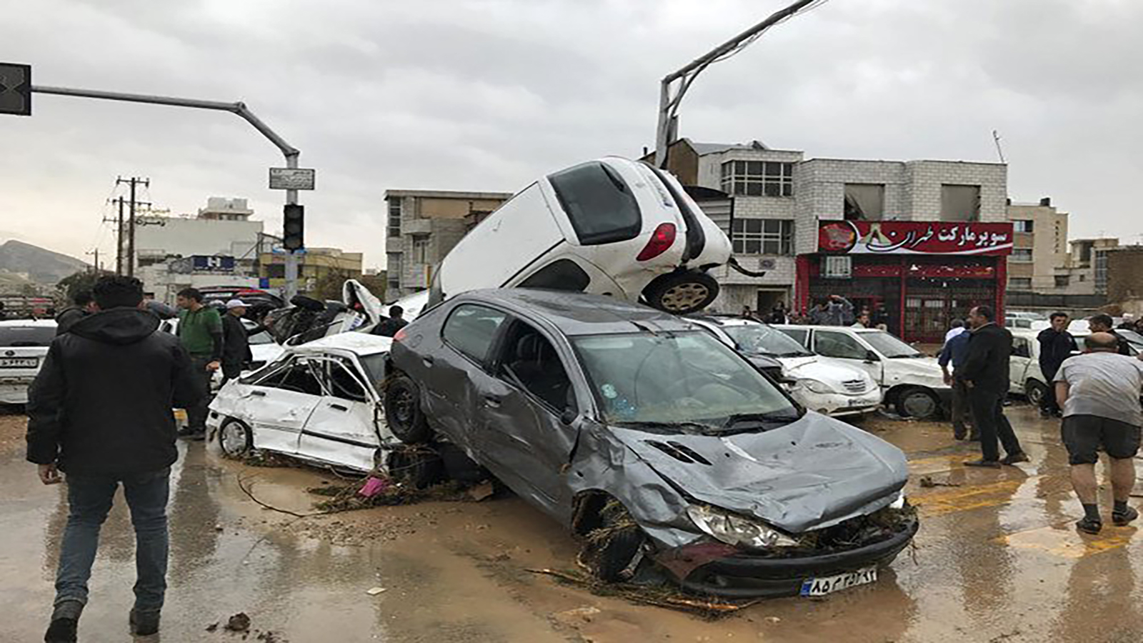 أضرار في الأراضي الزراعية والبنية التحتية وإخلاء قرى بإيران جراء الفيضانات.. فيديو