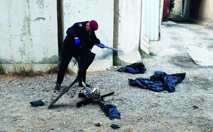 "بقايا حطام طائرة مسيرة في مطار بغداد الذي تعرض لهجوم بطائرتين مسيرتين تم إحباطه | رويترز"