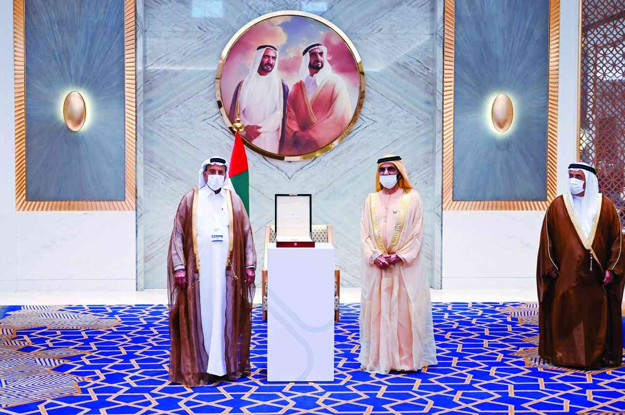 "محمد بن راشد مكرماً خلف الحبتور بحضور ضاحي خلفان"