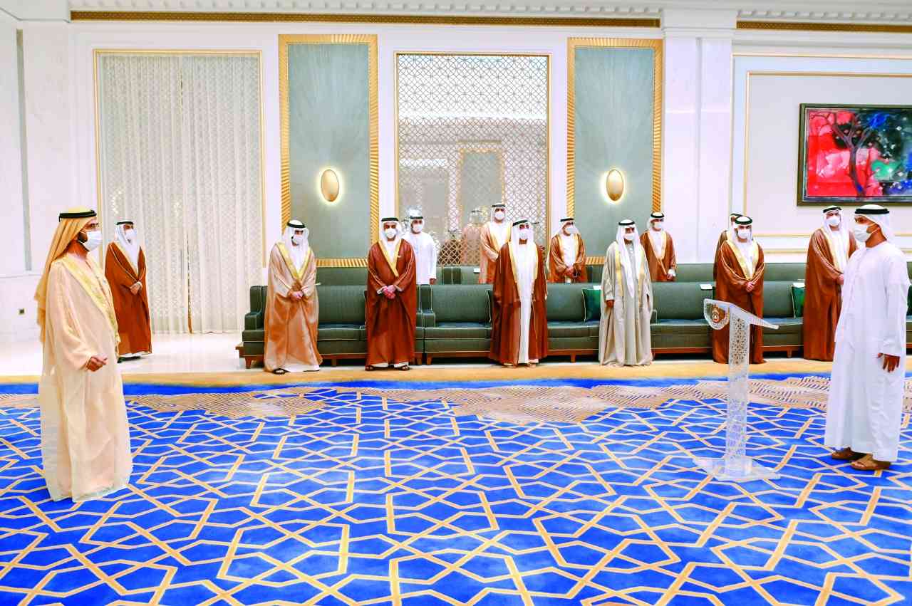 "محمد بن راشد أثناء أداء أحد القضاة اليمين بحضور حمدان بن محمد وسيف بن زايد وأحمد بن سعيد ومنصور بن محمد ونهيان بن مبارك"