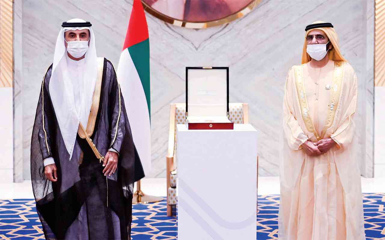 "محمد بن راشد مسلماً عبدالعزيز الغرير قلادة تكريم والده عبدالله بن أحمد الغرير | تصوير: محمد هشام"