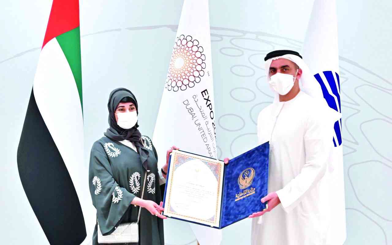 "» سيف بن زايد خلال تكريم نجلاء عبدالله البناي | وام"