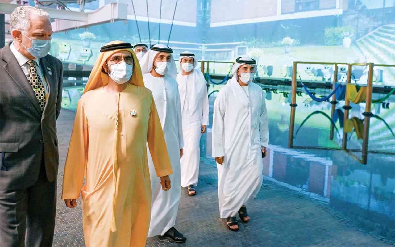 "محمد بن راشد خلال الزيارة بحضور خليفة سليمان وسلطان السبوسي | تصوير: محمد هشام"