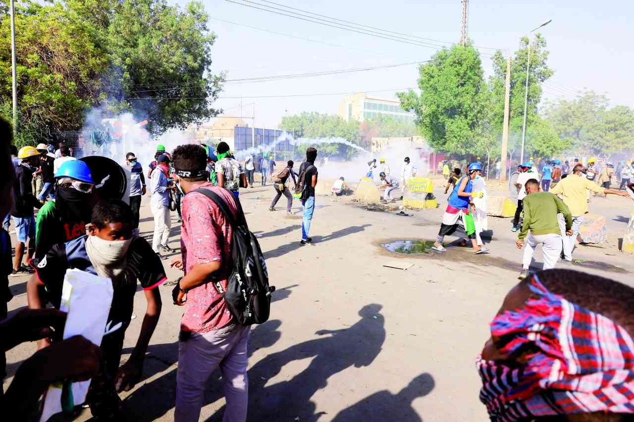 مقتل عميد شرطة ومتظاهر بتجدد المظاهرات في السودان