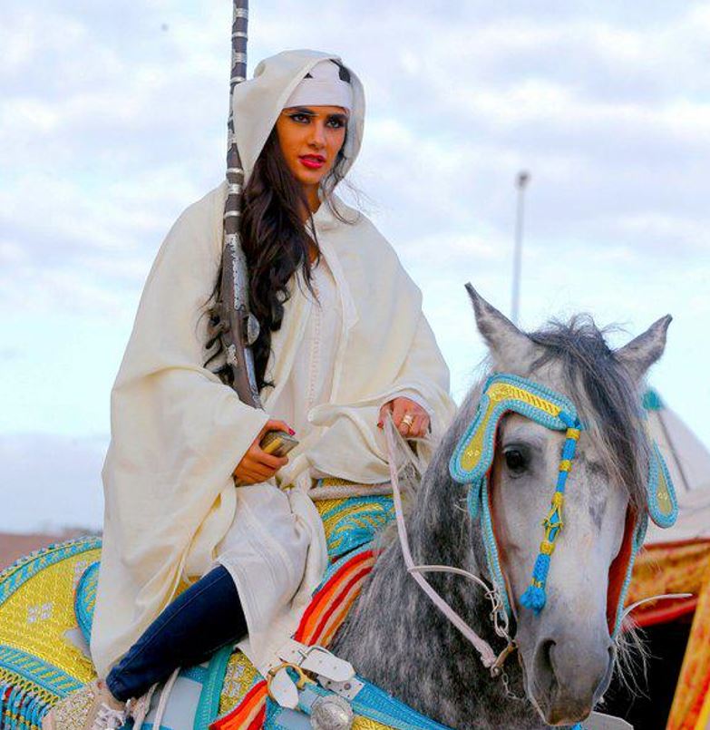 "التبوريدة" .. فن الفروسية المغربي ينتعش ويستقطب الجنس اللطيف