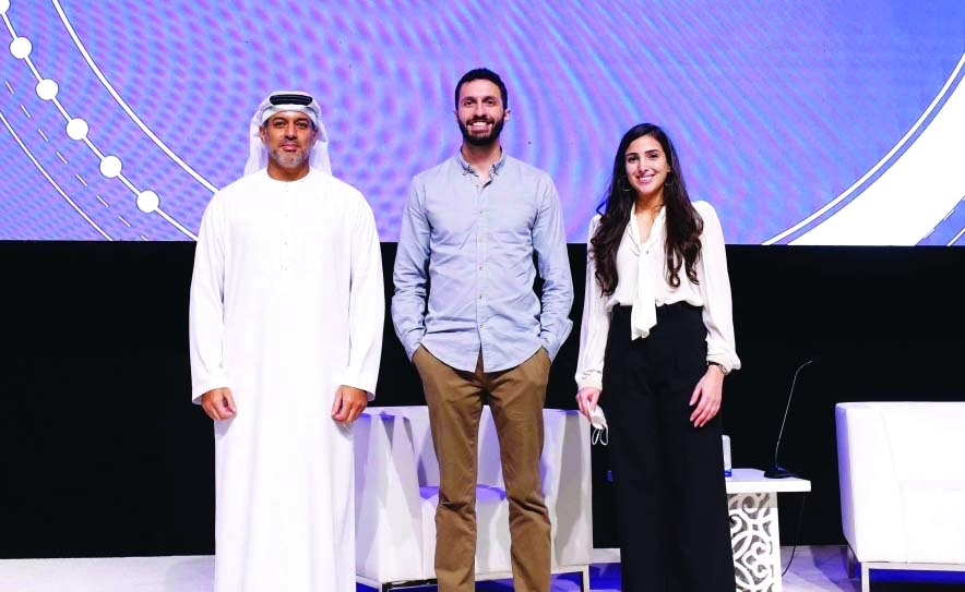"فيصل بالهول خلال تكريم مبتكر مشروع ديواما | البيان"