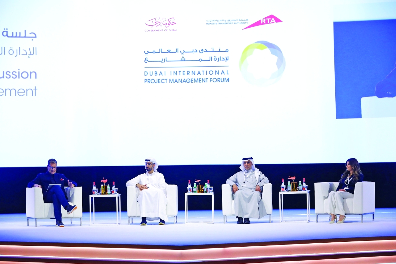 "عمر سلطان العلماء والمتحدثون خلال الجلسة النقاشية حول الإدارة الرقمية"
