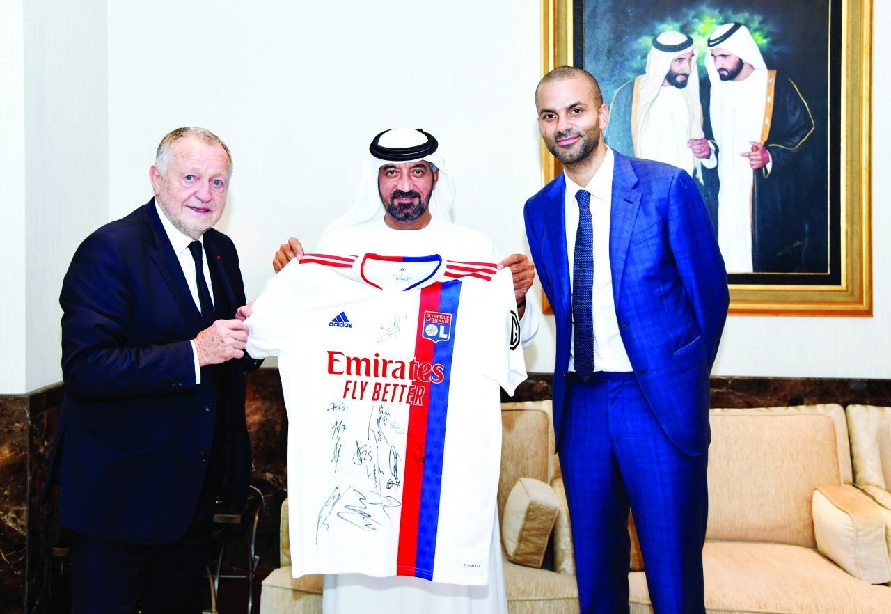 "أحمد بن سعيد يحمل قميص نادي أولمبيك ليون بحضور جان ميشيل وتوني باركر | البيان"