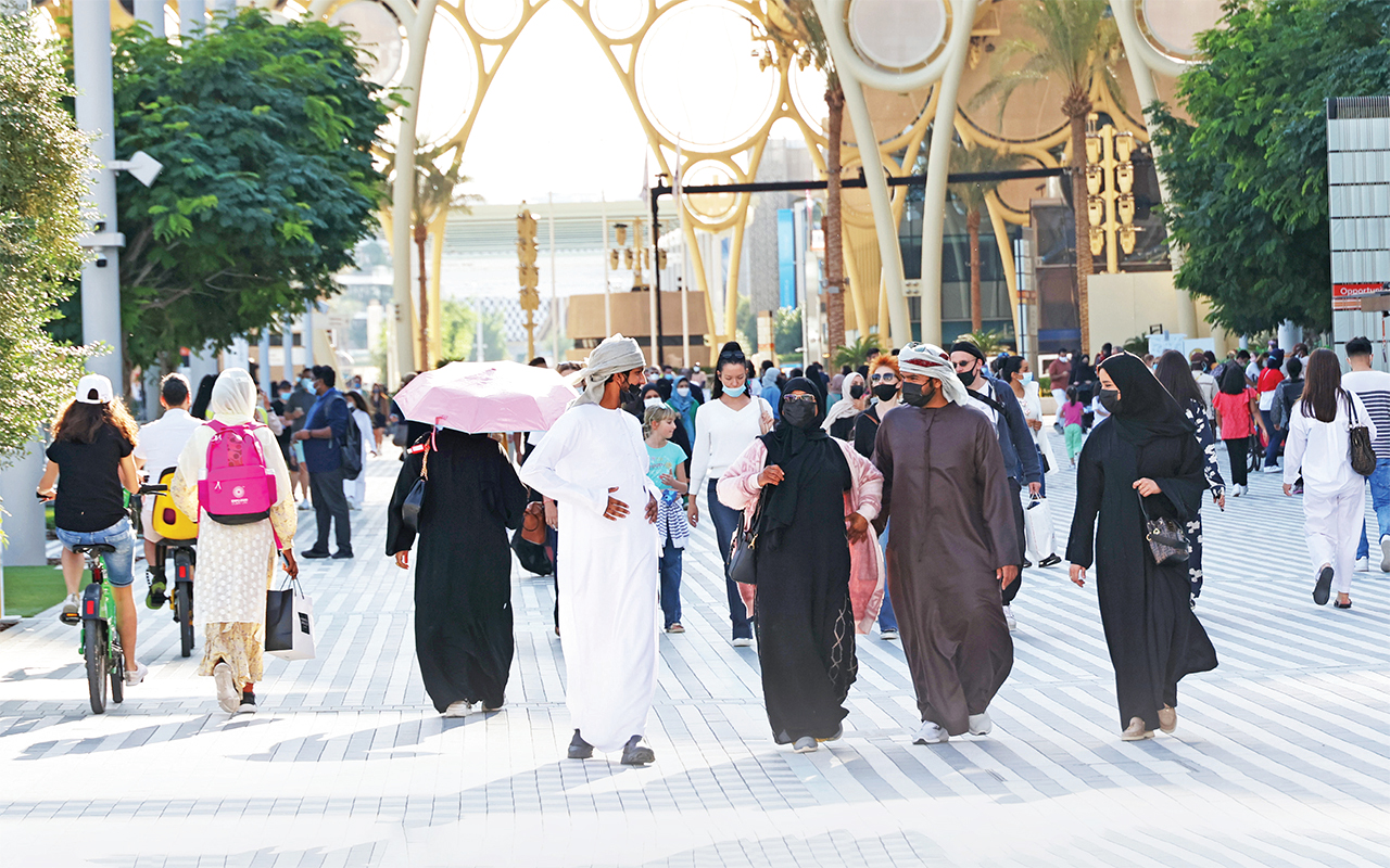 "» زوار من مختلف الجنسيات في إكسبو | تصوير: إبراهيم صادق"