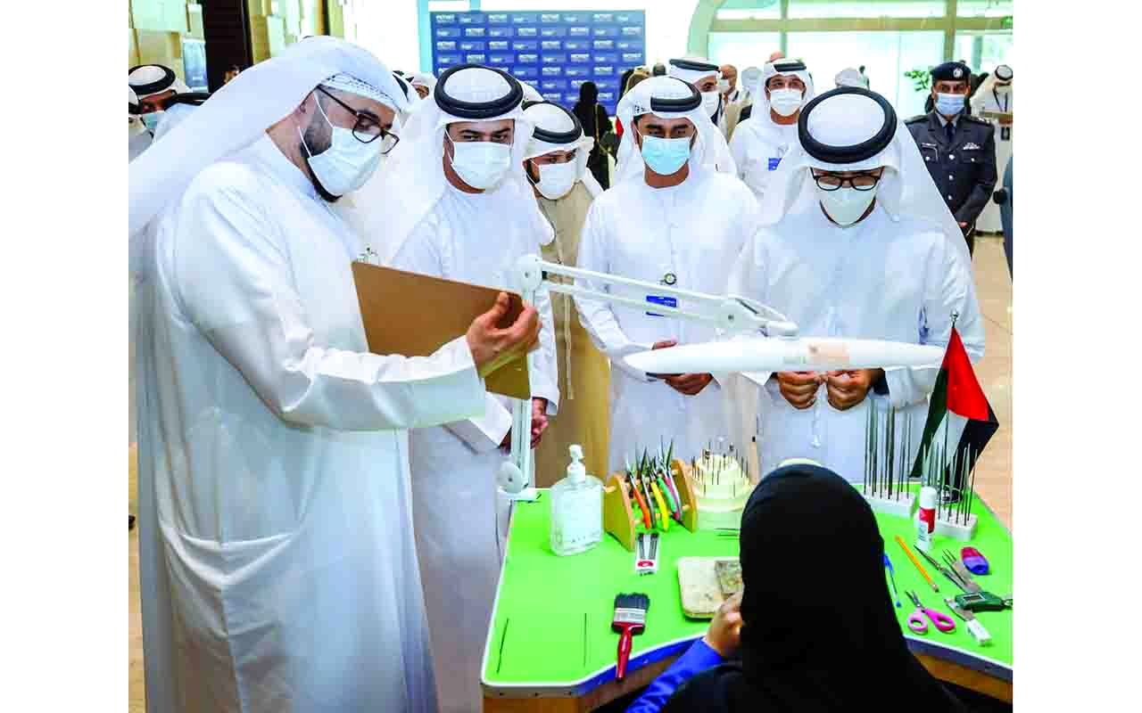 "مغير الخييلي خلال تفقده معرض المشروعات الطلابية |من المصدر"