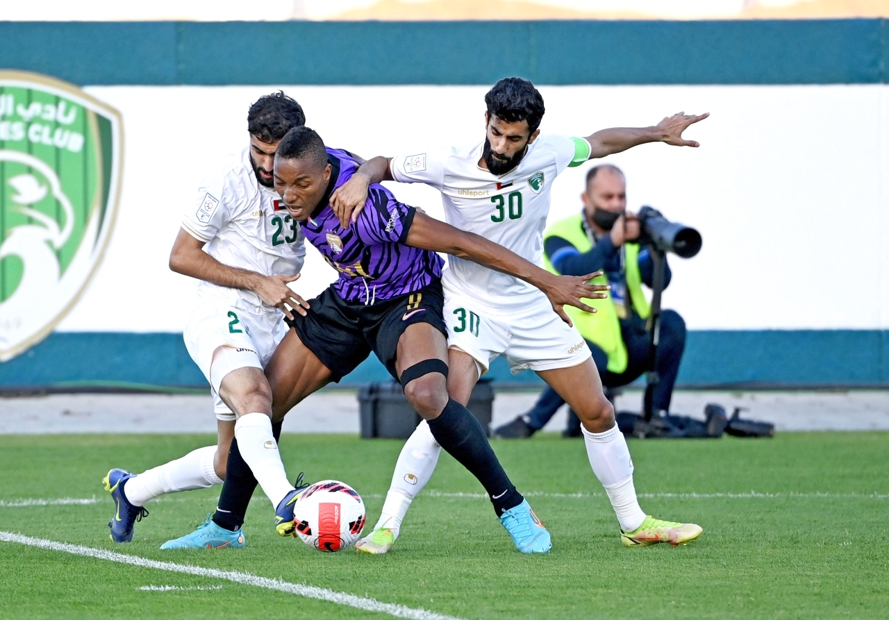 "لابا كودجو محاصر بين لاعبي الإمارات | البيان"